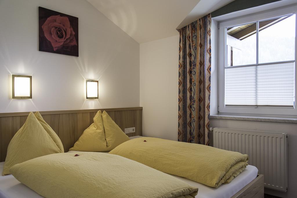 Gasthof Brentwirt Guest House Leogang Room photo